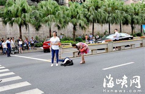 小车撞翻电动车母女 把女骑手连人带车顶到路边_新闻_腾讯网