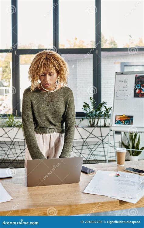 Attractive Woman Business Casual 的图像结果