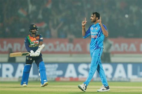 "It seemed like a cycle stand" - Aakash Chopra on the flurry of wickets ...