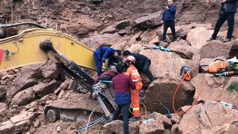 北七家一施工现场发生地面塌陷，挖掘机侧翻导致司机被困_腾讯新闻