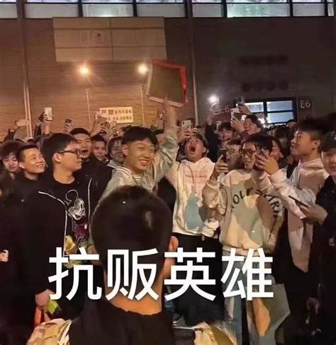 假借买鞋揩油女店员最新素材