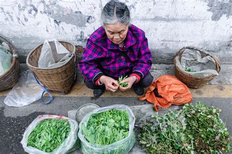 探访早上6点的成都菜市保供：通宵采购备货，上万斤蔬菜新鲜上架_四川在线