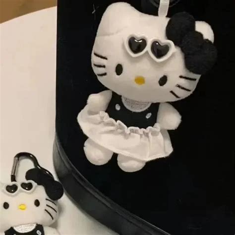 Shadow Chic Hello Kitty Keychain