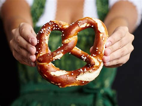 Laugenbrezel (Traditional German Pretzels) | Recipe | German pretzels ...