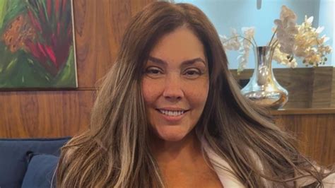 Filha caçula de Simony surge aos beijos com namorada e se declara: 'Te ...