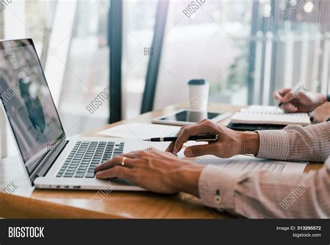 Manager Using Computer 的图像结果