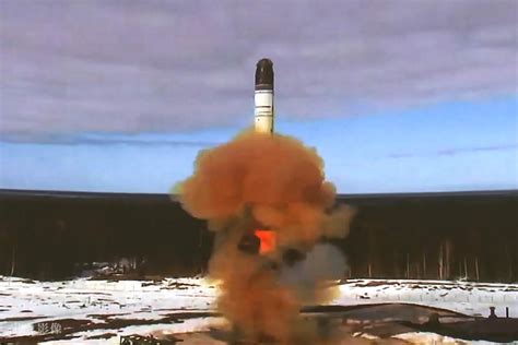 俄“萨尔马特”洲际导弹可载15枚核弹头 普京称“能突破任何反导系统”