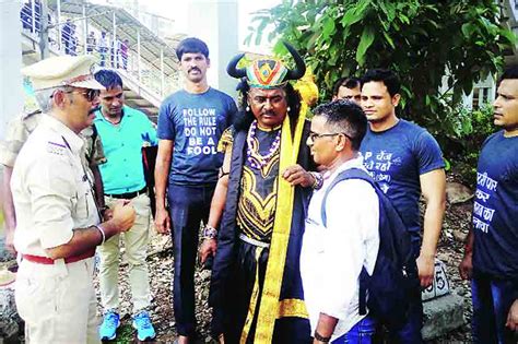 मुंबई: धरती पर उतरे 'यमराज', रेल की पटरी पार करने वालों को दी सीख ...