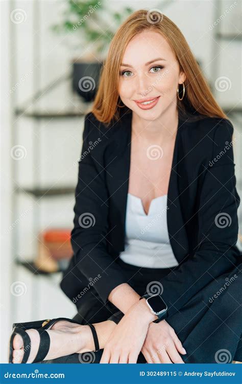 Red and Black Business Suit 的图像结果