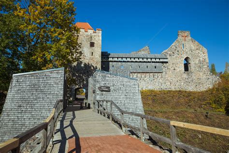 欧洲2019年月7日拉脱维亚西格勒达市古老城堡用黄叶建造岩石和树木筑学公园高清图片下载-正版图片308028427-摄图网