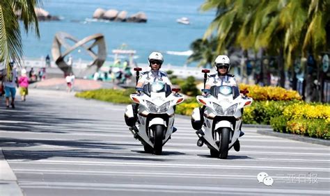 8月3日，三亚市公安局旅游警察支队民警向游客展示如何使用“诚信筐”。