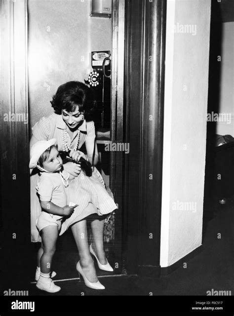 Lollobrigida, Gina, * 4.7.1927, Italian actress, half length, with son ...