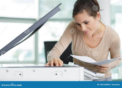 Woman Using Copy Machine 的图像结果