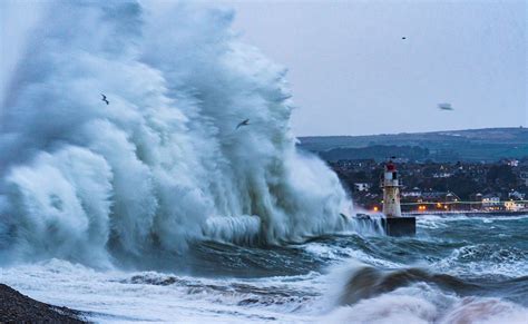 Photos and video show huge waves crashing into Cornwall at high tide ...
