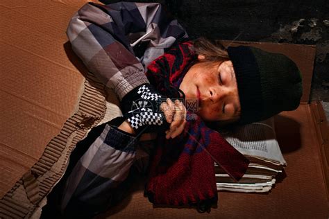 乞讨的可怜男孩准备在街上睡觉高清图片下载-正版图片504999150-摄图网