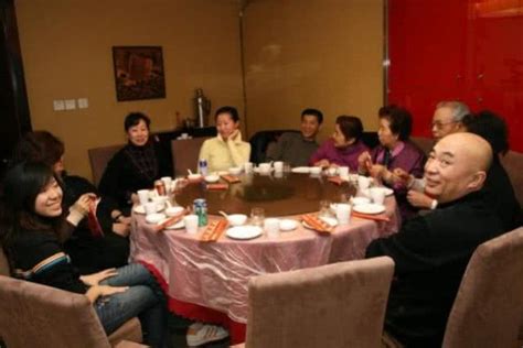 在饭桌上吃饭的一家人摄影高清jpg图片免费下载_编号vn3heng31_图精灵