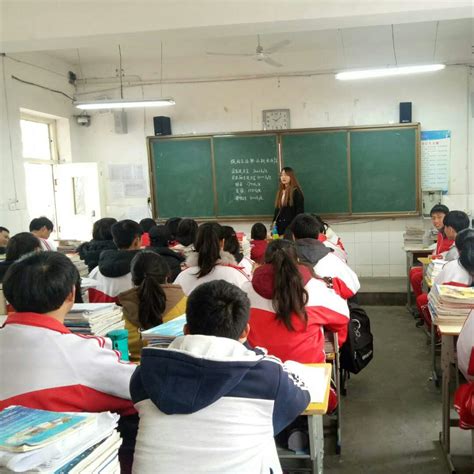 渭城区人武部向咸阳中学捐赠国防教育图书并资助困难学生_腾讯新闻