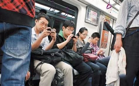地铁：车厢内明令禁止电子设备声音外放