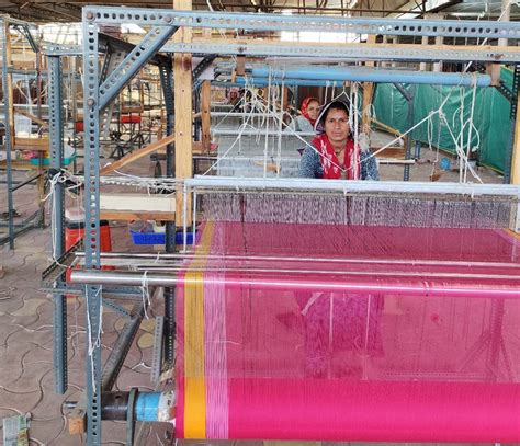 How to Identify Handloom Sarees: Key Signs of Authentic Fabrics – Shramdaan