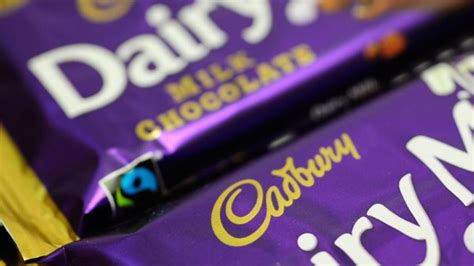 क्या आप जानते हैं कि Cadbury chocolate को अपना आइकॉनिक पर्पल कलर का ...