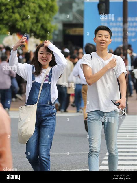 People wearing light clothes walk when the temperature exceeds 25 ...