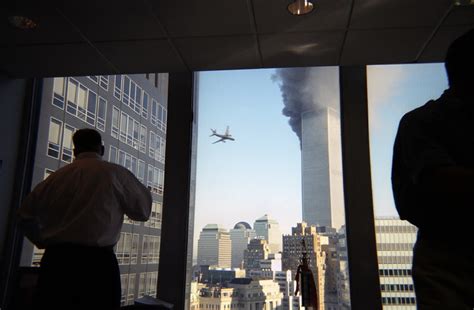 美国911事件，飞机在撞入世贸大厦时，楼内都发生了什么？ - YouTube