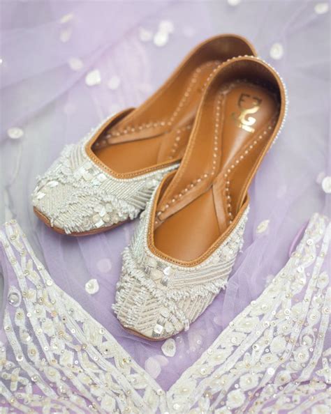 Buy Handcrafted Leather Juttis for Women Online – Fizzy Goblet