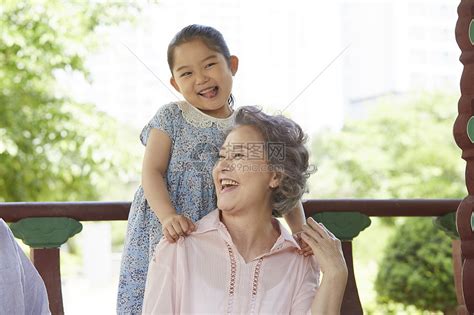 孙女和奶奶展示新春中国结高清图片下载-正版图片501800269-摄图网