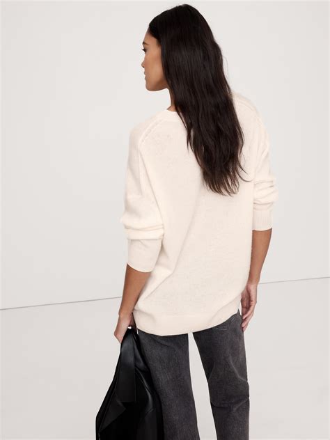Oversized Lightweight Cashmere V-Neck Sweater | Banana Republic