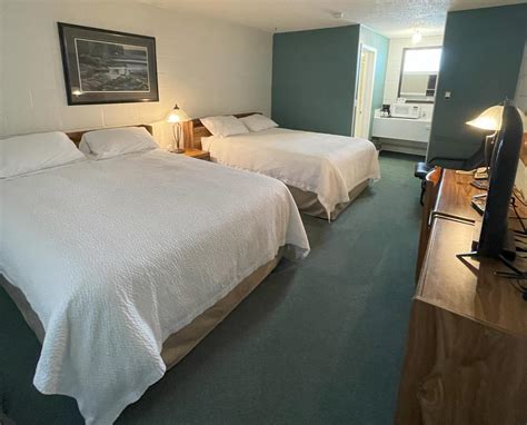 REST EASY MOTEL | ⋆⋆ | THREE HILLS, CANADA | SEASON DEALS FROM $67