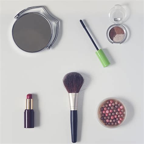 https://i2.pickpik.com/photos/21/25/69/cosmetics-powder-lipstick-cosmetic-brush-preview.jpg
