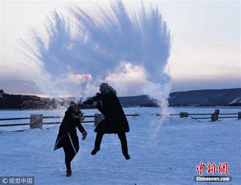 “中国最冷小镇”小寒日上演“泼水成冰”秀 | 极目新闻