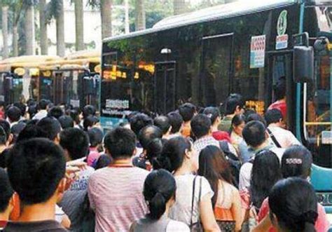 公交车人挤人，为何交警不查超载？原因很简单__财经头条