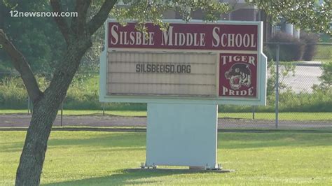 Silsbee ISD seniors kick off first day with drive-by parade | 12newsnow.com