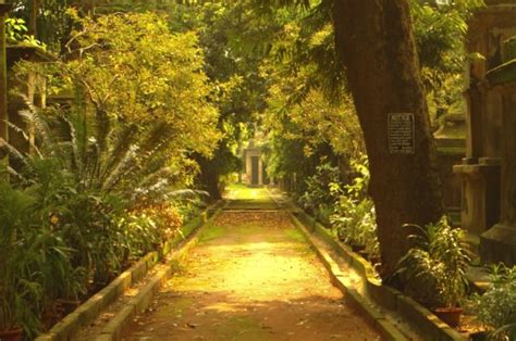 Park Street Cemetery in India was one of the earliest non-church ...
