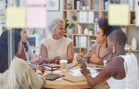 Group of Smiling Business Women 的图像结果