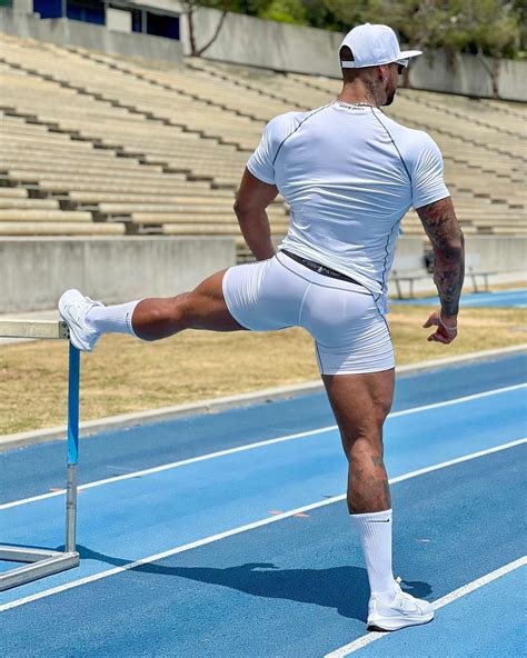 Antonio | Fitness Papi | A kiss from a rose on the grey 🌹 | Instagram