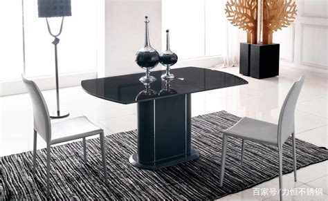 不锈钢家具显示了通透清新有朝气富于立体效果并且具有让空间变大的效果