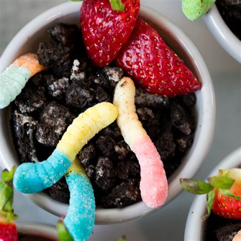 Easy Oreo Dirt + Worm Pudding Cups