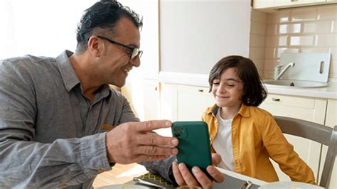 Parenting Tips: Parents' screen addiction is misleading children, they ...