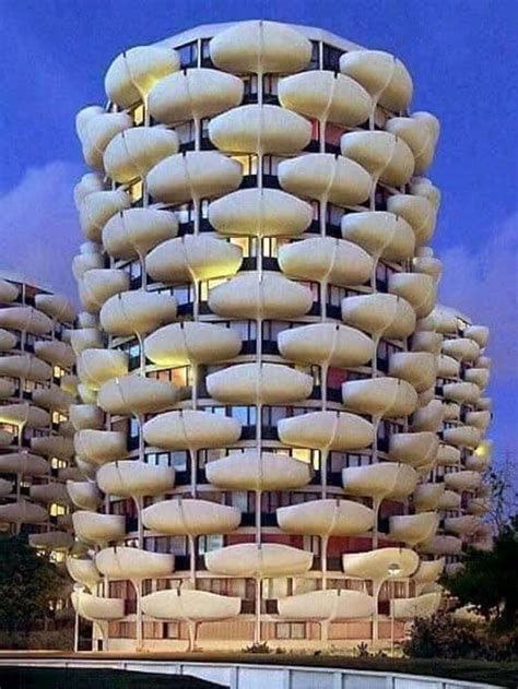 Alien-Looking Buildings 的图像结果