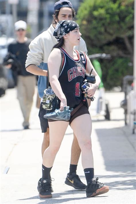 Pin de Lari Souza em Billie | Shorts pretos, Billie eilish, Mulher perfeita