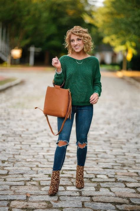 15 Outfits With Emerald Green Sweaters - Styleoholic
