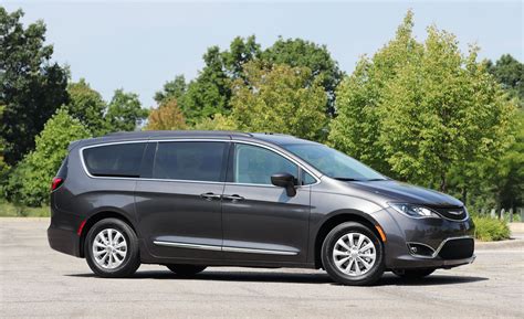 2017 Chrysler Pacifica Touring L Exterior Side And Front Gallery (Photo 16 of 25)