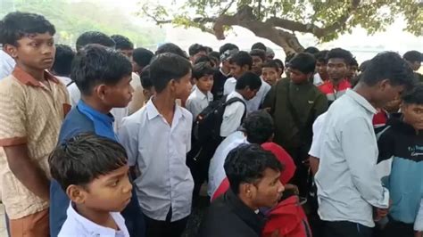 Over 100 school students walk for 20 km to present grievances to ...