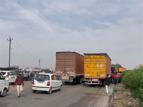 The truck driver braked when the car collided, the truck coming behind ...