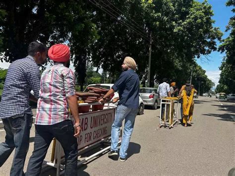 Students drag PU barricades away again, DSW issues warning