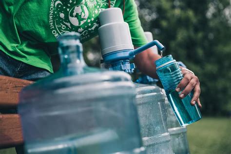 The Pros and Cons of Using Plastic Water Bottles – MARKET99