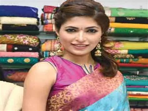 Parvathy Omanakuttan looks sizzling in a traditional avatar