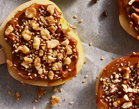 Caramel Apple Slices on a Stick | La Lechera